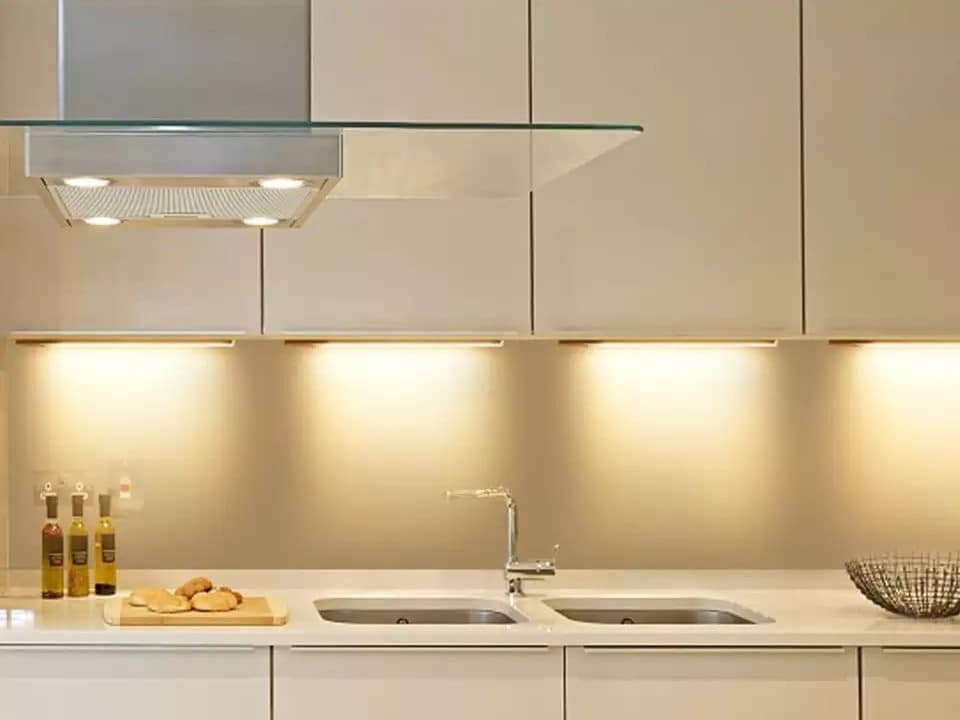 Thiết kế thêm đèn tuýp cho cạnh tủ bếp, tạo hiệu ứng ấm cúng cho căn bếp