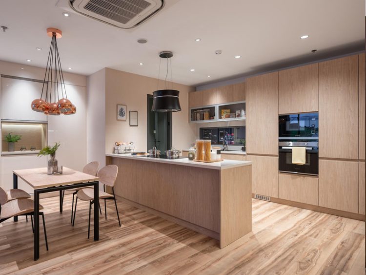 Không gian bếp ấm cúng với hệ tủ bếp gỗ Plywood