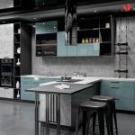 Tủ bếp chuyển tiếp màu xanh lam kết hợp trắng xám có bàn đảo